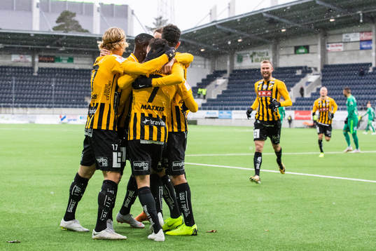 Häckens Mervan Celik jublar med lagkamrater