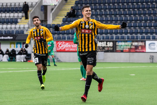 Häckens Alexander Jeremejeff jublar
