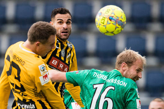 Häckens Mervan Celik ser hur Viktor Lundberg nickar in 0-3