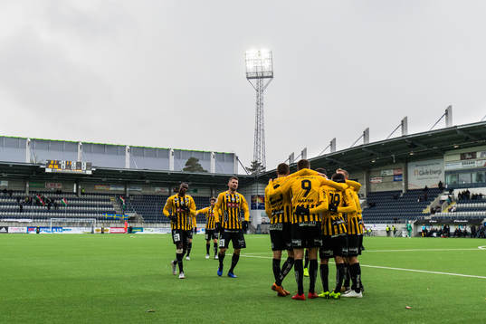 Häckens Alexander Jeremejeff jublar