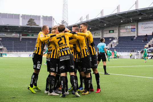 Häckens spelare jublar