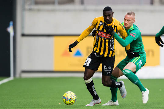 Häckens Elohor Ekpolo i kamp om bollen med Dalkurds Adam