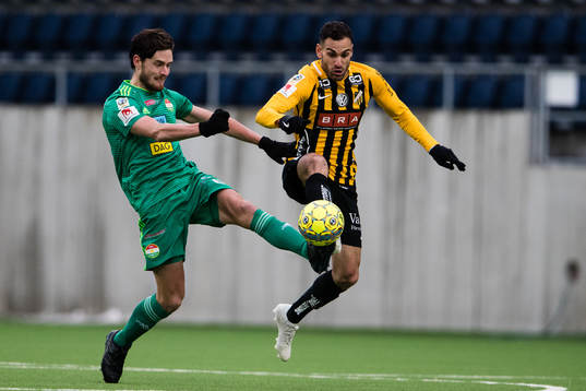 Dalkurds Robin Tranberg i kamp om bollen med Häckens
