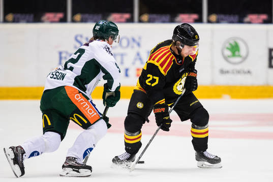 Färjestads Jesper Olofsson i kamp om pucken med Brynäs
