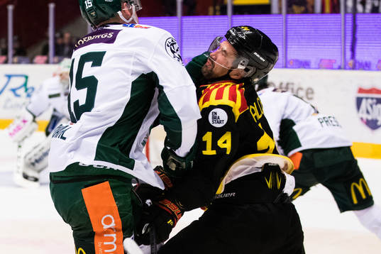 Färjestads Gustav Rydahl krockar med Brynäs Johan Alcén