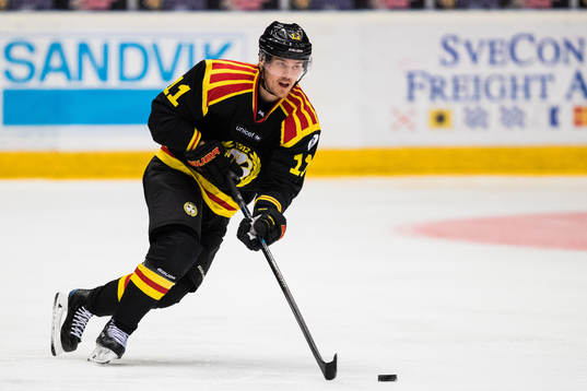 Brynäs Joel Kellman med pucken