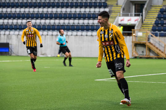 Häckens Kevin Yakob jublar