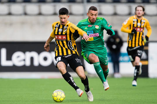 Häckens Kevin Yakob i kamp om bollen med Dalkurds Malkolm