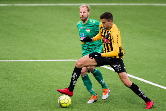 Dalkurds Markus Thorbjörnsson i kamp om bollen med