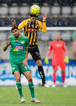 Dalkurds Ferhad Ayaz i en nickduell med Häckens Rasmus