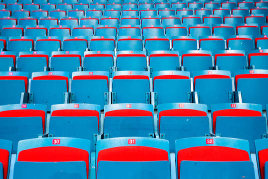 Tomma stolar i Hovets isstadion