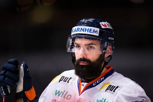 Växjös Daniel Rahimi på uppvärmningen