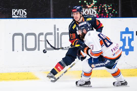 Djurgårdens Tom Nilsson rensar en puck framför Växjös