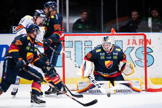 Djurgårdens målvakt Adam Reideborn med en räddning