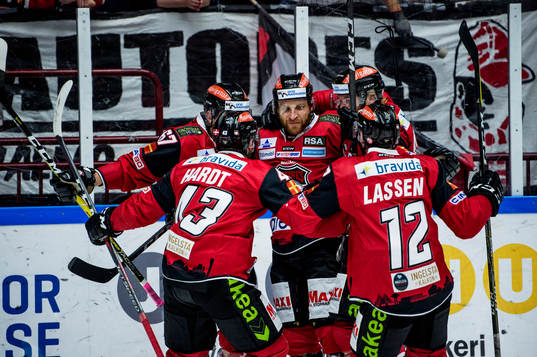 Malmö Redhawks Frederik Storm jublar med lagkamraterna
