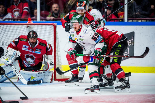 Frölundas Simon Hjalmarsson mot Malmö Redhawks Frederik