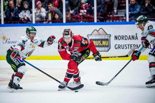 Malmö Redhawks Axel Wemmenborn mot Frölundas Chay Genoway