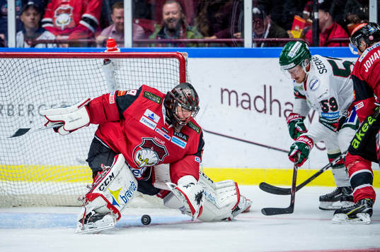 Frölundas Simon Hjalmarsson mot Malmö Redhawks målvakt