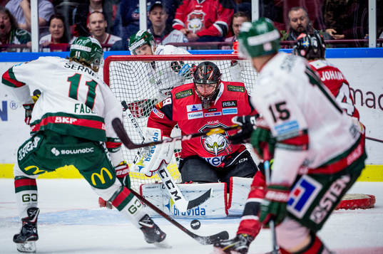 Frölundas Samuel Fagemo mot Malmö Redhawks målvakt Oscar