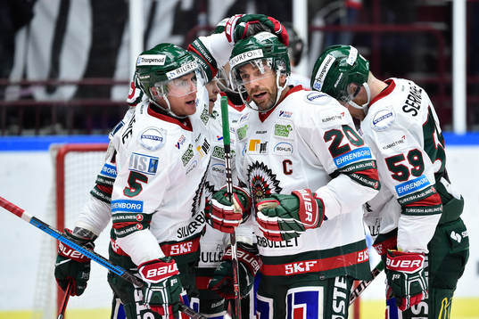 Frölundas Chay Genoway och Joel Lundqvist jublar