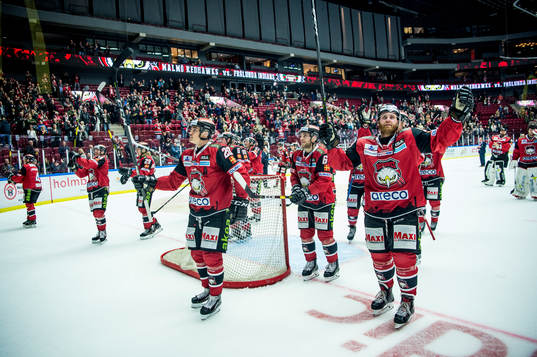 Malmö Redhawks Henrik Hetta och Anton Mylläri jublar med