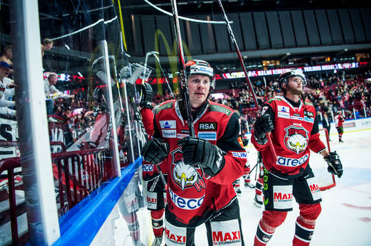 Malmö Redhawks Stefan Warg jublar med lagkamraterna