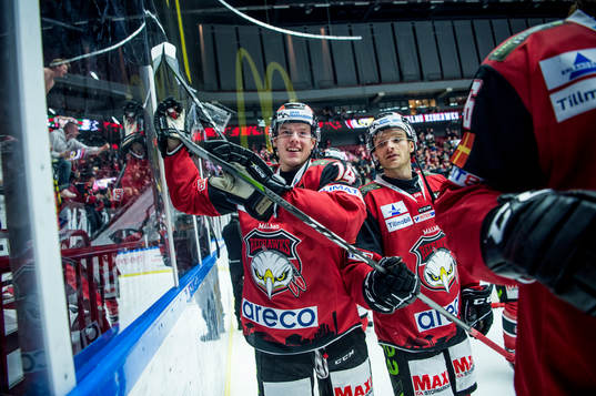 Malmö Redhawks Carl-Johan Lerby och Johan Olofsson jublar