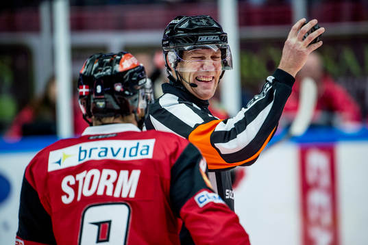 Domaren Morgan Johansson och Malmö Redhawks Frederik Storm