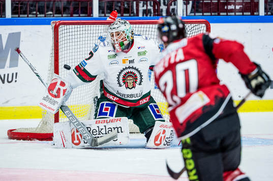Malmö Redhawks Henrik Hetta skjuter in 3-3 på Frölundas