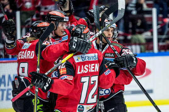 Malmö Redhawks Henrik Hetta jublar med lagkamraterna