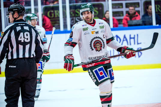 Linjedomaren Ludvig Lundgren och Frölundas Joel Lundqvist