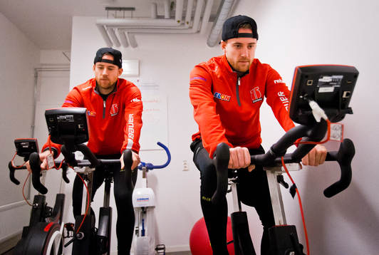 Örebros Tylor Spink och Tyson Spink värmer upp på cyel