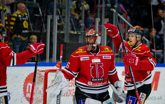 Örebros målvakt Stefan Steen och Gustav Backström jublar