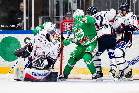 Duell i Linköpings målgård mellan Linköpings målvakt