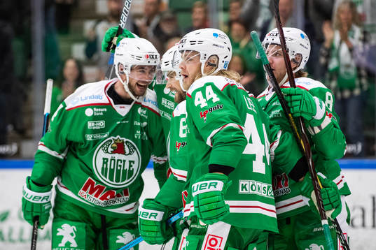 Rögles Olle Liss jublar med lagkamrater