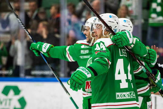 Rögles Olle Liss jublar med lagkamrater