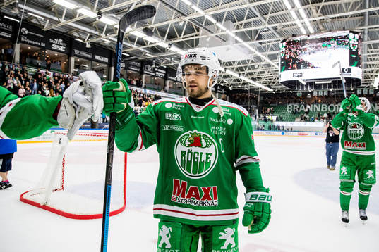 Rögles Craig Schira jublar