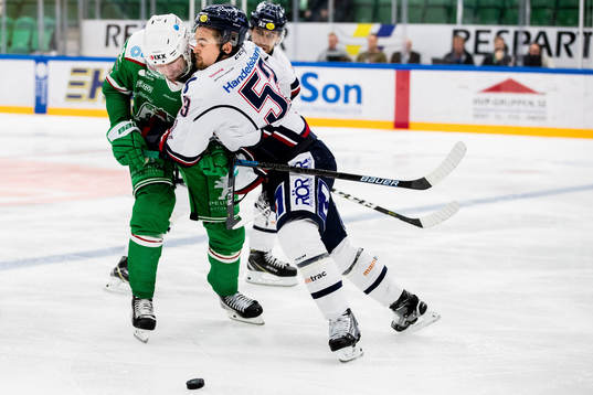 Rögles Jonas Ahnelöv och Linköpings Eddie Larsson i duell