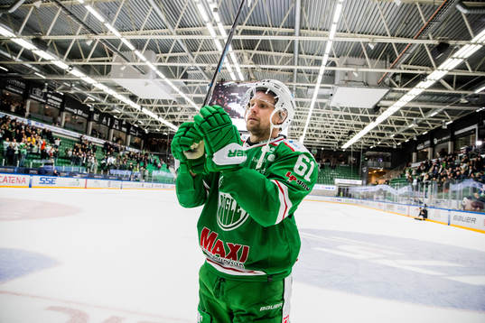 Rögles Jonas Ahnelöv jublar