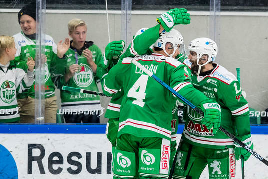 Rögles Taylor Matson jublar med lagkamrater