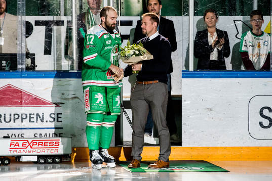 Rögles Taylor Matson får blommor av sportchef Chris Abbott