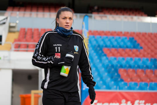 Göteborgs Pauline Hammarlund på väg ut för att värma