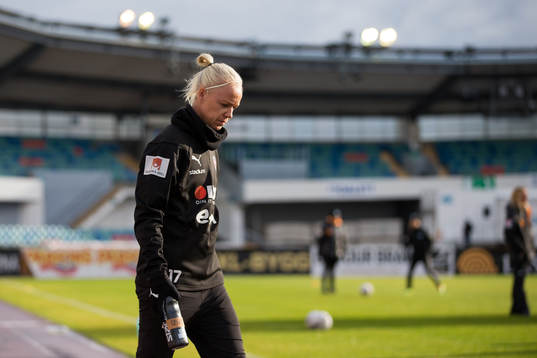 Rosengårds Caroline Seger på väg ut för att värma upp