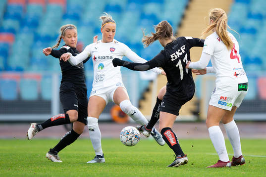 Göteborgs Julia Zigiotti Olme i närkamp Sanne Troelsgaard