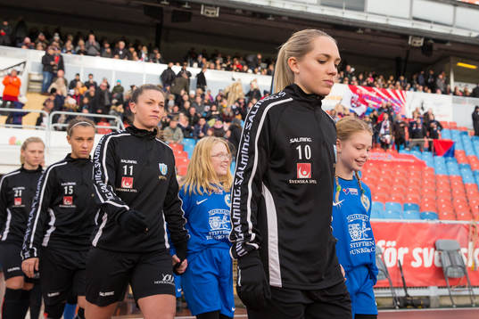 Göteborgs Elin Rubensson på väg in för line up innan