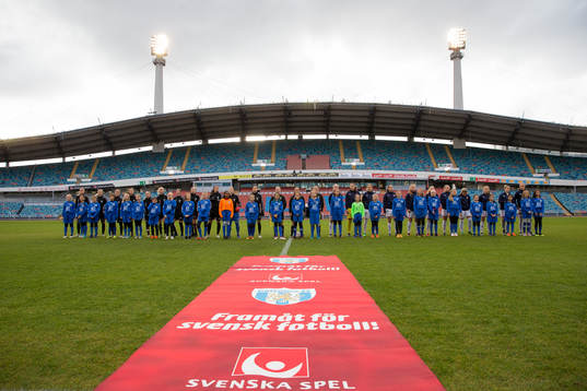 Lagen på line up innan fotbollsmatchen i Damallsvenskan