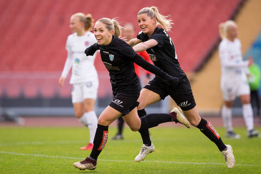 Göteborgs Elin Rubensson jublar ihop med Olivia Schough