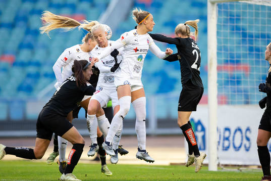 Rosengårds Caroline Seger nickar bollen till 2-1