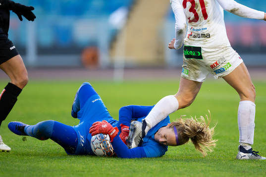 Göteborgs målvakt Loes Geurts får en smäll från