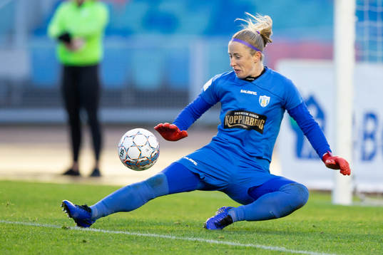 Göteborgs målvakt Loes Geurts räddar skott